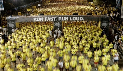 Hundreds of marathon runners wearing yellow shirts.