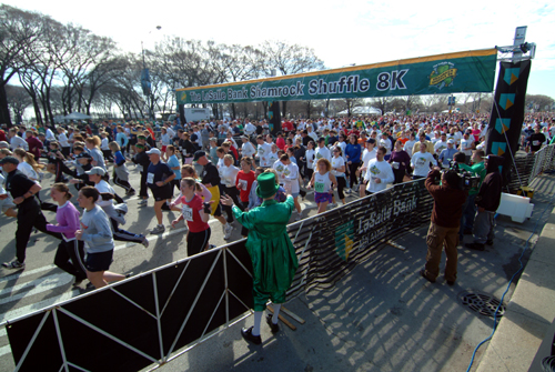 Hundreds of people outside participating in the Shamrock Shuffle 8K.